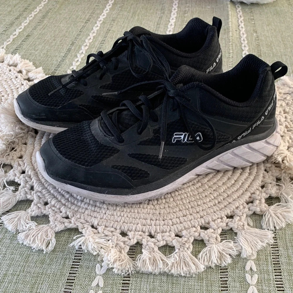 Men’s 10.5 Fila Black Athletic Sneakers